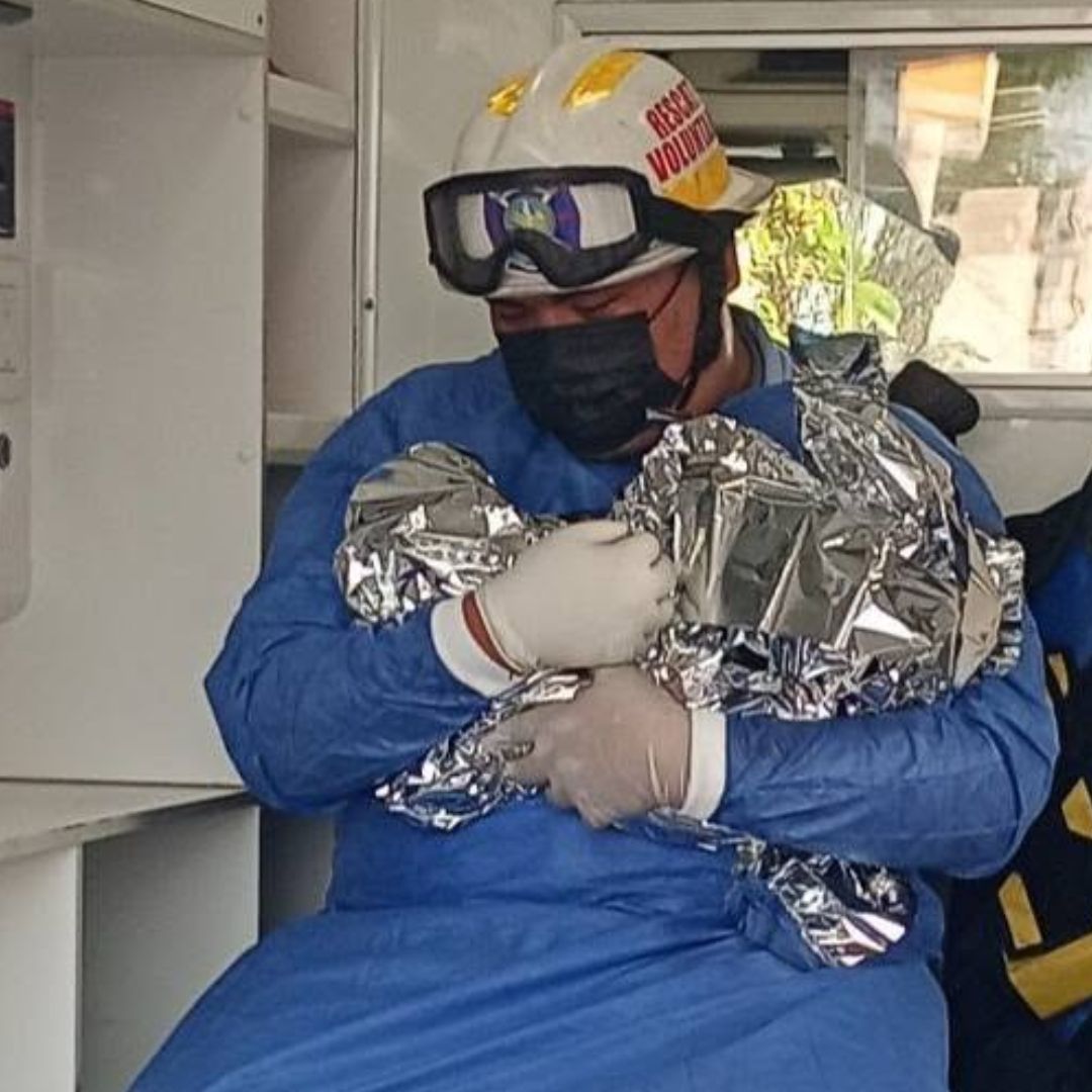 Paramédicos Ayudan a Dar a Luz a un Bebé en Vivienda de Altamira Durante el Día del Padre